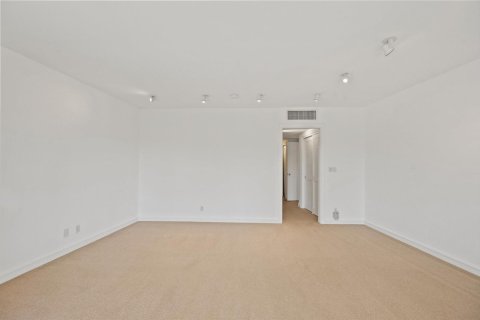 Copropriété à vendre à Palm Beach, Floride: 2 chambres, 216.46 m2 № 2077796 - photo 11