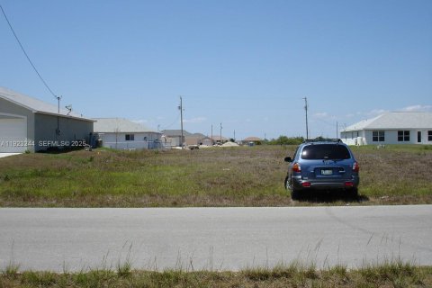 Купить коммерческую недвижимость в Кейп-Корал, Флорида № 1982676 - фото 1