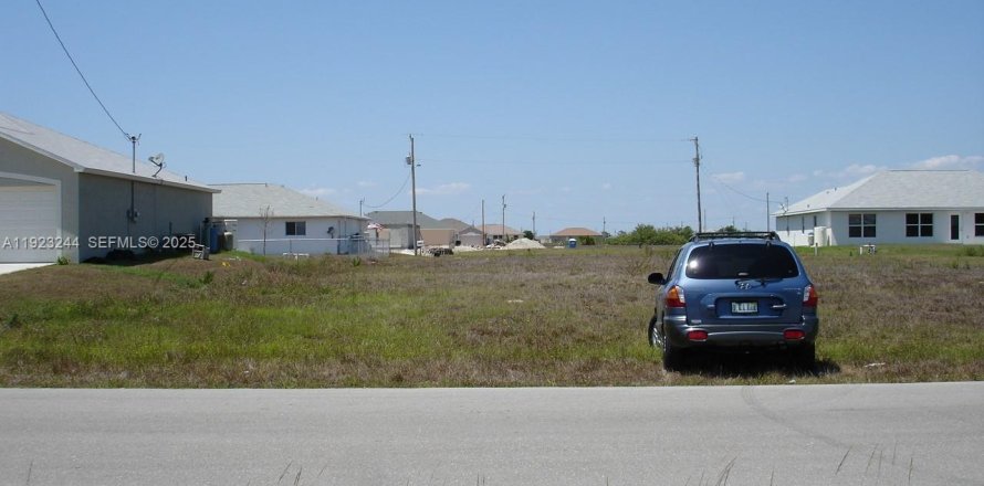 Коммерческая недвижимость в Кейп-Корал, Флорида № 1982676