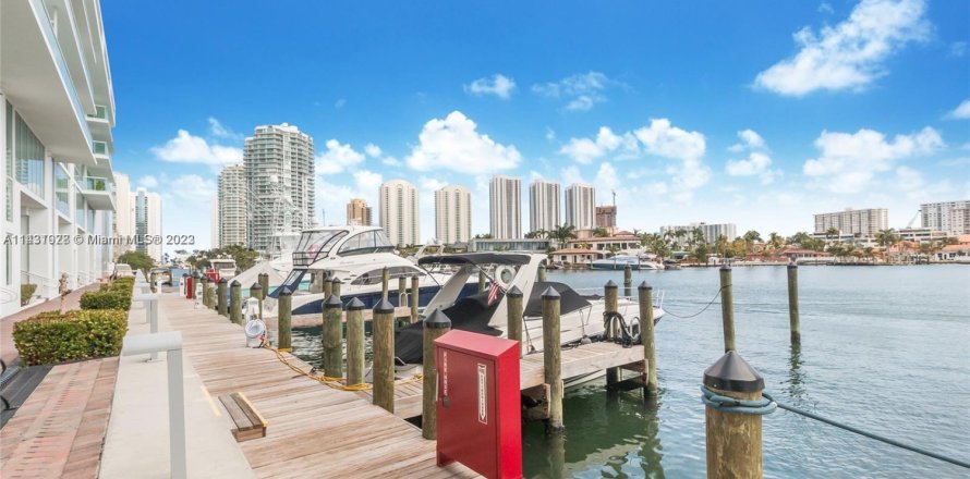 Land in Sunny Isles Beach, Florida № 654450