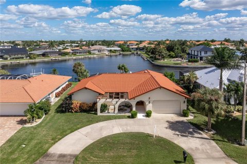 House in Punta Gorda, Florida 3 bedrooms, 187.01 sq.m. № 2430988