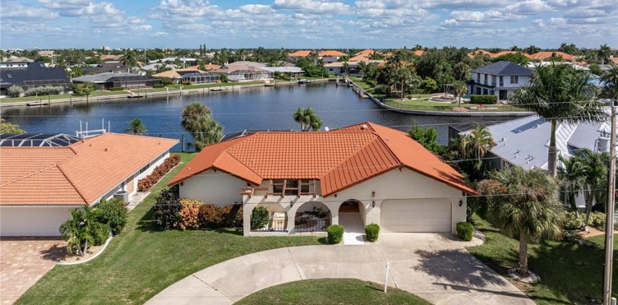 House in Punta Gorda, Florida 3 bedrooms, 187.01 sq.m. № 2430988