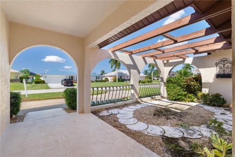 House in Punta Gorda, Florida 3 bedrooms, 187.01 sq.m. № 2430988 - photo 18