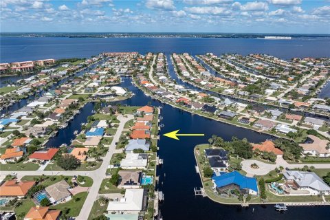 House in Punta Gorda, Florida 3 bedrooms, 187.01 sq.m. № 2430988 - photo 2