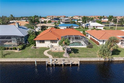 House in Punta Gorda, Florida 3 bedrooms, 187.01 sq.m. № 2430988 - photo 11