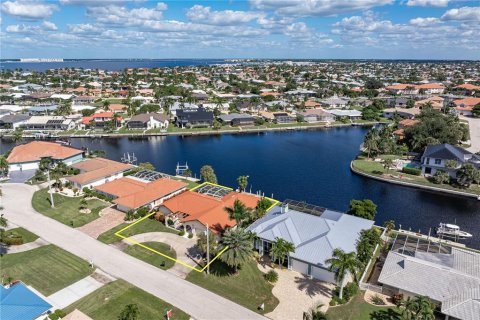 House in Punta Gorda, Florida 3 bedrooms, 187.01 sq.m. № 2430988 - photo 13