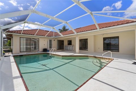 House in Punta Gorda, Florida 3 bedrooms, 187.01 sq.m. № 2430988 - photo 9