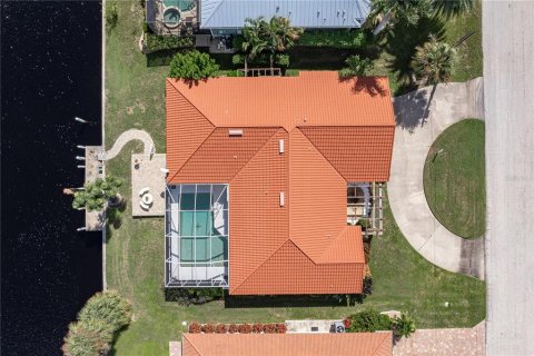 House in Punta Gorda, Florida 3 bedrooms, 187.01 sq.m. № 2430988 - photo 14