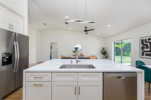 House in Palm Bay, Florida 4 bedrooms, 150.5 sq.m. № 1843126 - photo 11