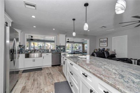 House in Crystal River, Florida 3 bedrooms, 119.29 sq.m. № 2258360 - photo 14