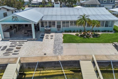 House in Crystal River, Florida 3 bedrooms, 119.29 sq.m. № 2258360