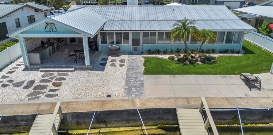 House in Crystal River, Florida 3 bedrooms, 119.29 sq.m. № 2258360