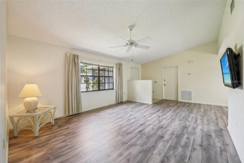 House in Cocoa, Florida 3 bedrooms, 125.79 sq.m. № 2201237 - photo 9