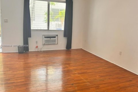 Condo in Miami Beach, Florida  № 2067725 - photo 11