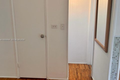 Condo in Miami Beach, Florida  № 2067725 - photo 6