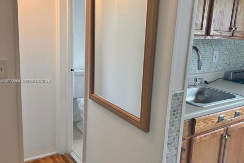 Condo in Miami Beach, Florida  № 2067725 - photo 10