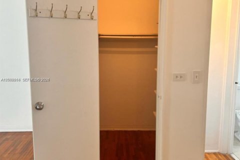 Condo in Miami Beach, Florida  № 2067725 - photo 8