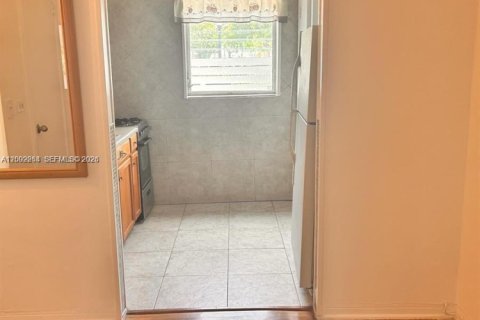 Condo in Miami Beach, Florida  № 2067725 - photo 5