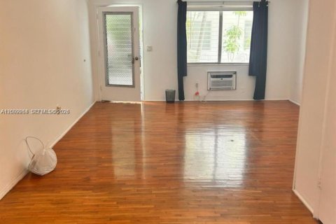 Condo in Miami Beach, Florida  № 2067725 - photo 7