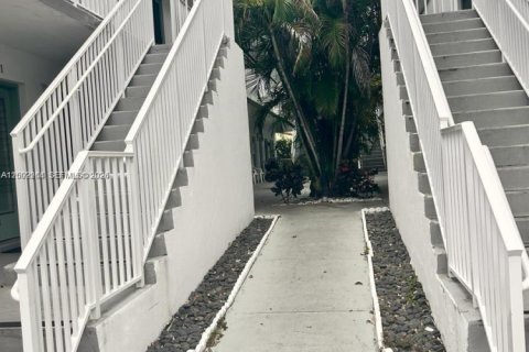 Condo in Miami Beach, Florida  № 2067725 - photo 2