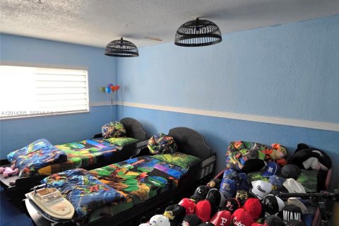 House in Plantation, Florida 4 bedrooms, 192.96 sq.m. № 2076377 - photo 9