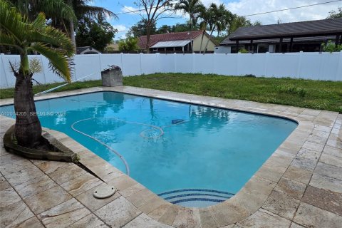 House in Plantation, Florida 4 bedrooms, 192.96 sq.m. № 2076377 - photo 11