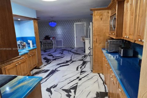 House in Plantation, Florida 4 bedrooms, 192.96 sq.m. № 2076377 - photo 7