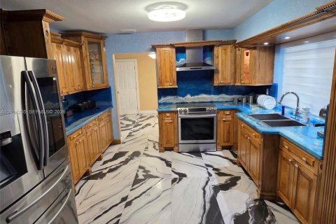 House in Plantation, Florida 4 bedrooms, 192.96 sq.m. № 2076377 - photo 6