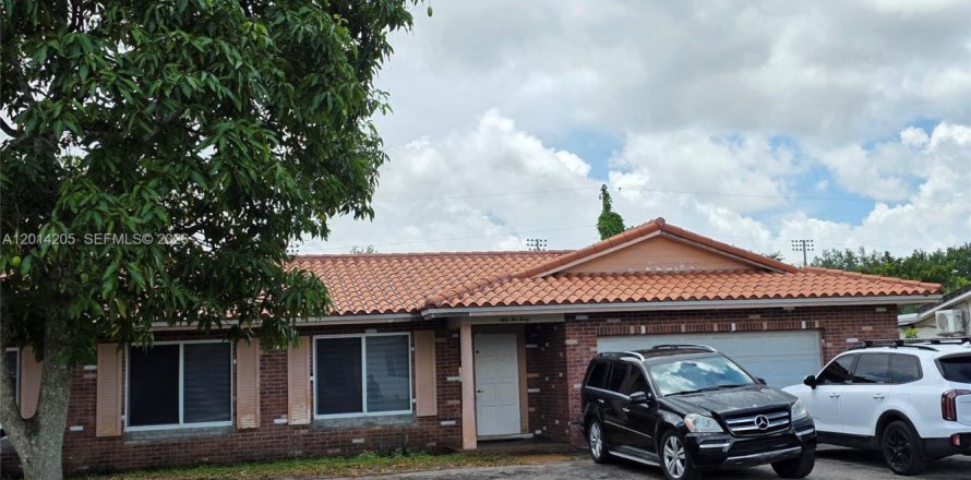 House in Plantation, Florida 4 bedrooms, 192.96 sq.m. № 2076377