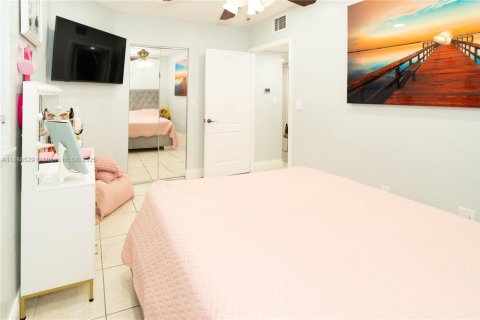 Condo in Hialeah, Florida, 3 bedrooms  № 1944246 - photo 24