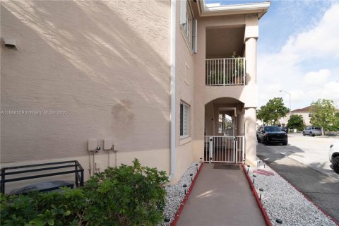 Condo in Hialeah, Florida, 3 bedrooms  № 1944246 - photo 2