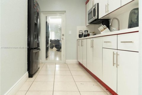 Condo in Hialeah, Florida, 3 bedrooms  № 1944246 - photo 19