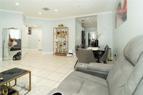 Condo in Hialeah, Florida, 3 bedrooms  № 1944246 - photo 10