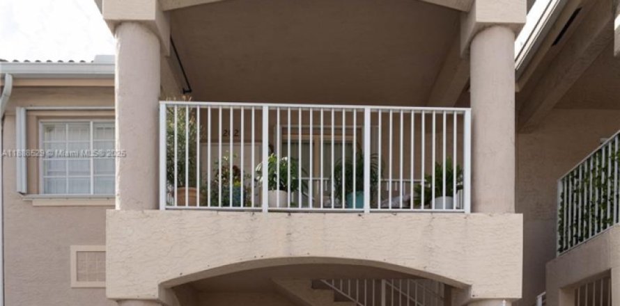 Condo in Hialeah, Florida, 3 bedrooms  № 1944246