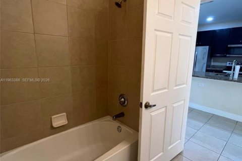 Condominio en alquiler en Pembroke Pines, Florida, 3 dormitorios, 122.45 m2 № 2029616 - foto 13