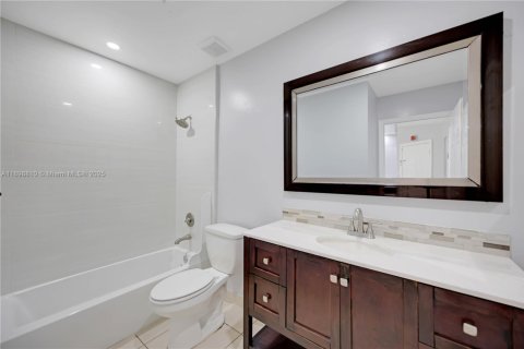 Condo in Hialeah, Florida, 3 bedrooms  № 1953652 - photo 18