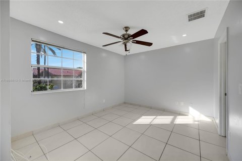 Condo in Hialeah, Florida, 3 bedrooms  № 1953652 - photo 16