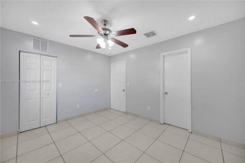 Condo in Hialeah, Florida, 3 bedrooms  № 1953652 - photo 22