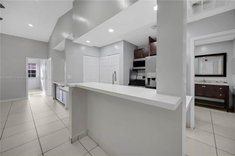 Condo in Hialeah, Florida, 3 bedrooms  № 1953652 - photo 8
