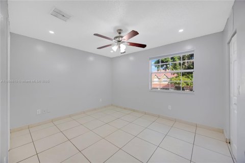 Condo in Hialeah, Florida, 3 bedrooms  № 1953652 - photo 26