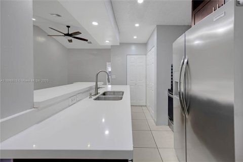 Condo in Hialeah, Florida, 3 bedrooms  № 1953652 - photo 9