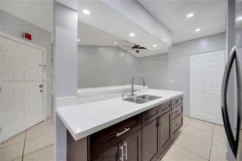 Condo in Hialeah, Florida, 3 bedrooms  № 1953652 - photo 10