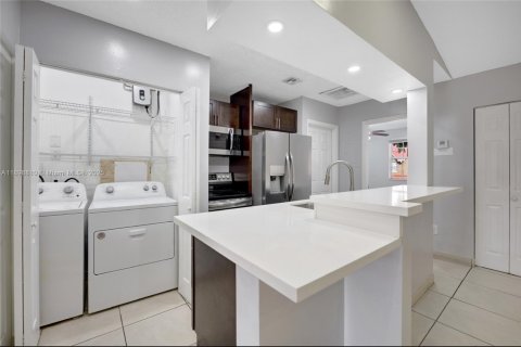 Condo in Hialeah, Florida, 3 bedrooms  № 1953652 - photo 11