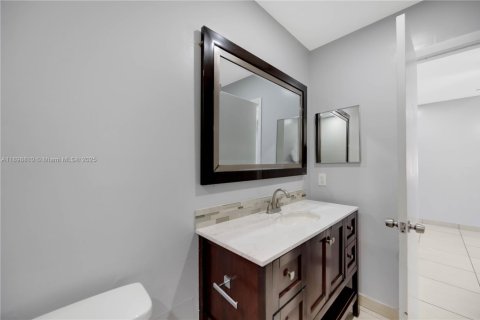 Condo in Hialeah, Florida, 3 bedrooms  № 1953652 - photo 20