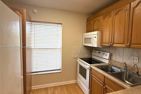 Copropriété à louer à Tamarac, Floride: 1 chambre, 61.32 m2 № 2003998 - photo 4