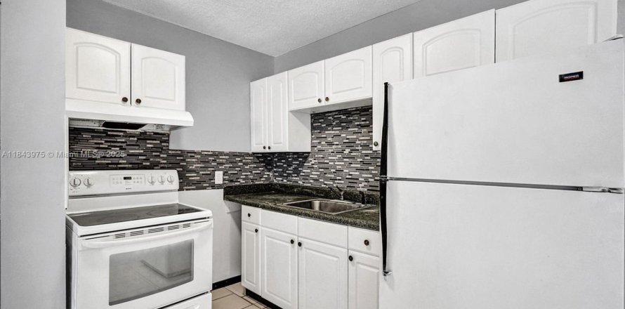 Condominio en Lauderhill, Florida, 2 dormitorios  № 1940171