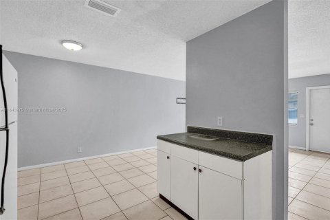 Condominio en alquiler en Lauderhill, Florida, 2 dormitorios, 77.02 m2 № 1940171 - foto 14