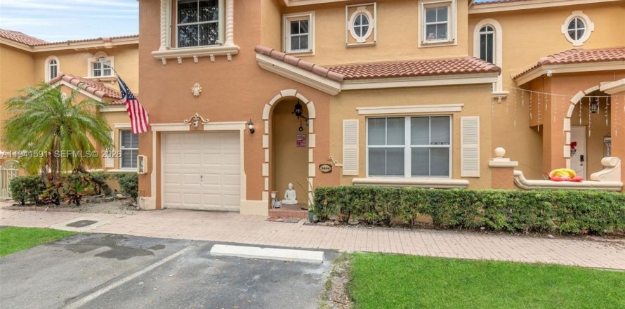 Таунхаус в Майами-Лейкс, Флорида 3 спальни, 135.54м2 № 1998899