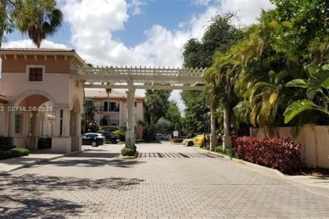 Condo in Fort Lauderdale, Florida, 2 bedrooms  № 2401317 - photo 2