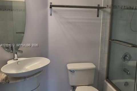 Condo in Fort Lauderdale, Florida, 2 bedrooms  № 2401317 - photo 18